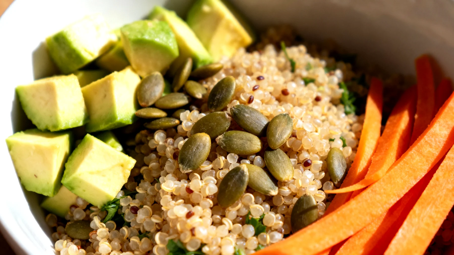 Insalata di quinoa con avocado, semi di zucca e carote crude"