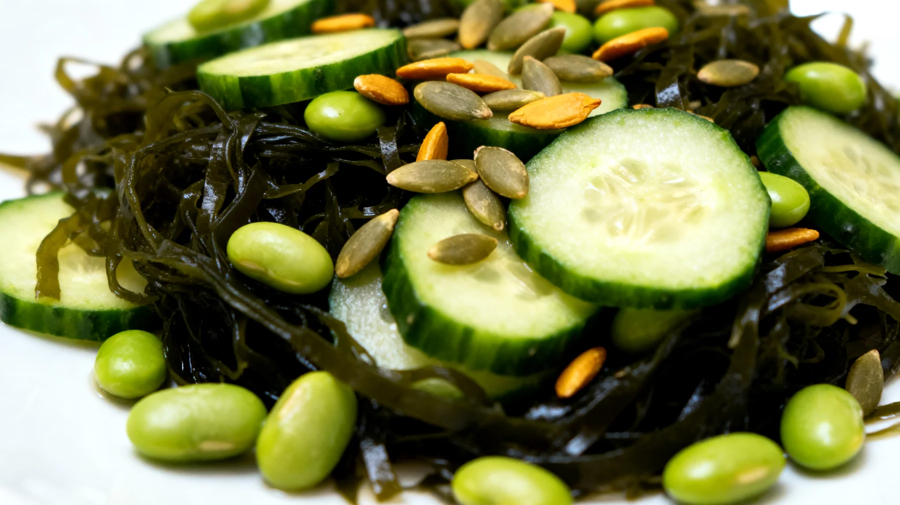 Insalata di wakame con cetrioli, edamame e semi di zucca"