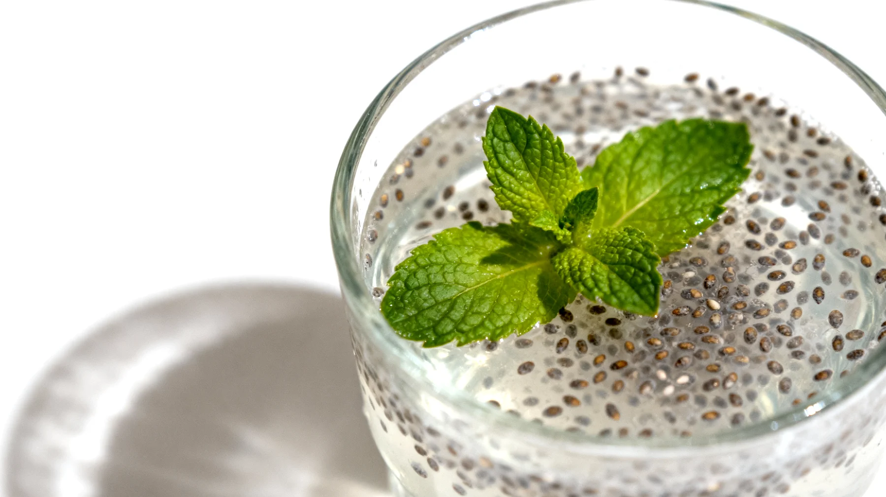 Kefir d'acqua con semi di chia e menta fresca"