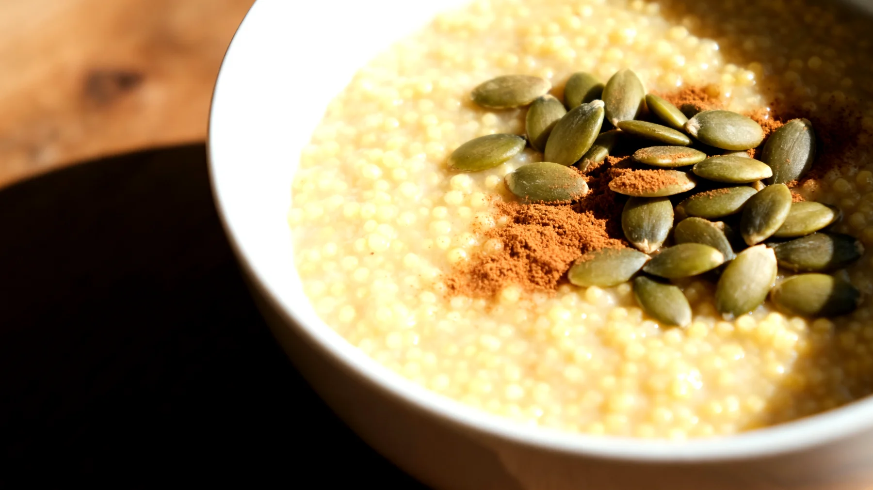 Porridge di miglio con semi di zucca e cannella"