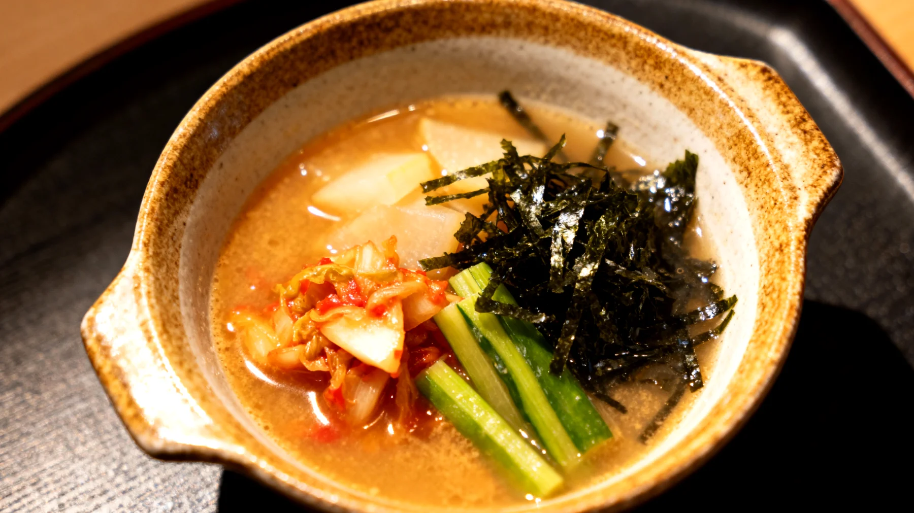 Zuppa di miso con verdure fermentate e alghe wakame"