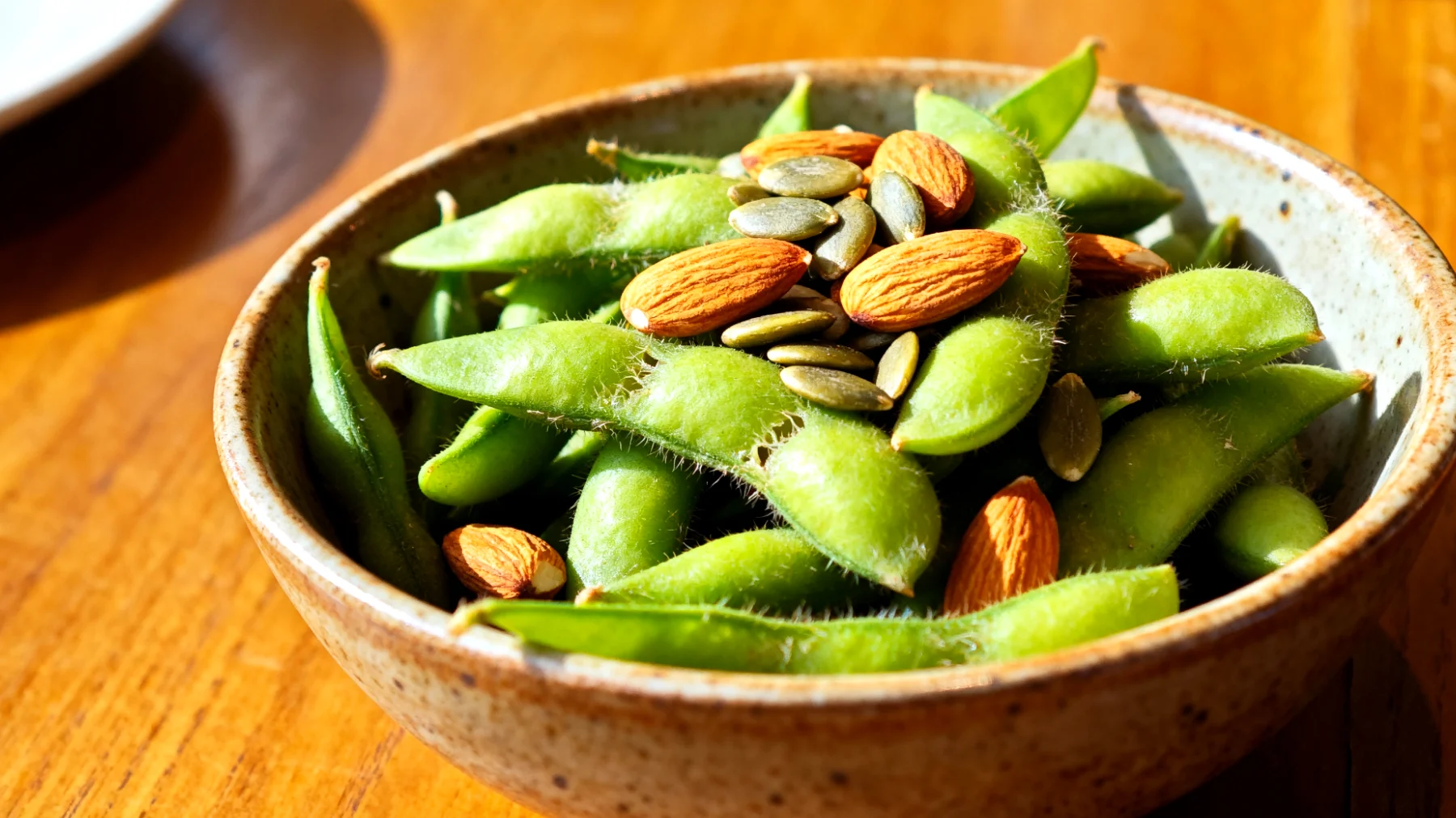 Edamame con mandorle tostate e semi di zucca"